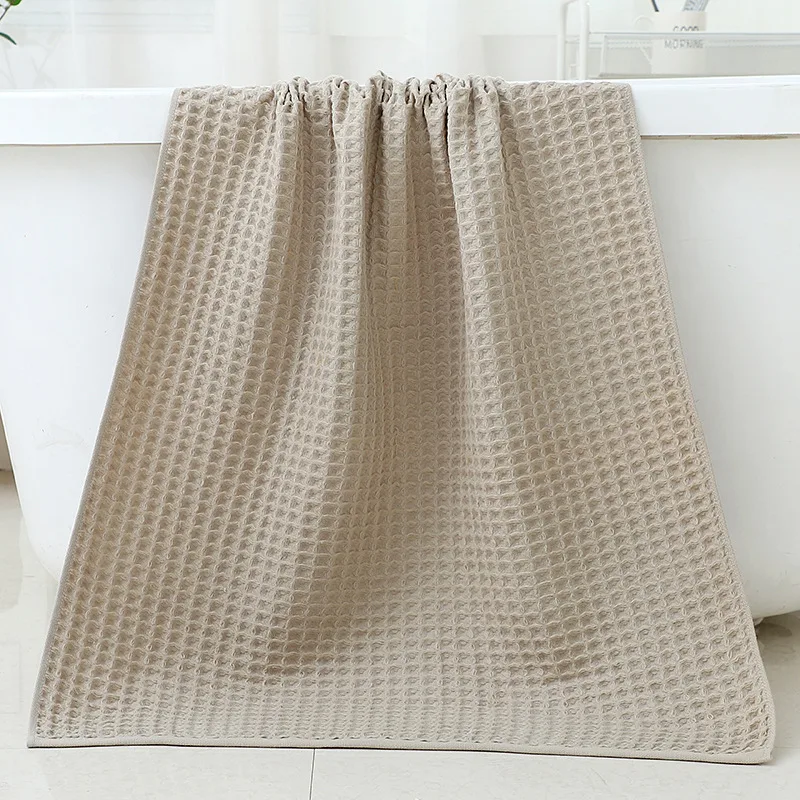 Kalın, emici ve çabuk kuruyan saf pamuklu unisex banyo havlusu. Konforlu bir banyo deneyimi sunar. — Fotoğraf 15