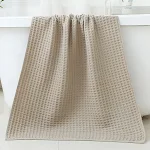 Kalın, emici ve çabuk kuruyan saf pamuklu unisex banyo havlusu. Konforlu bir banyo deneyimi sunar. — Fotoğraf 15
