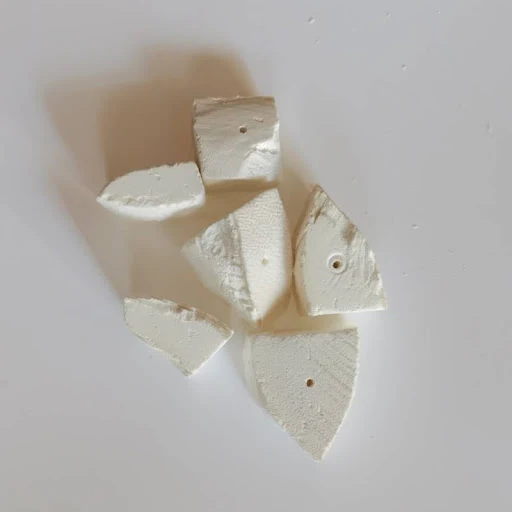1PC Cuttlefish Bone Pieces Wind Chimes String Parrot Bird Teeth Grinding Calcium Grinding Demineralized Gnawing Equipmen — photo 2