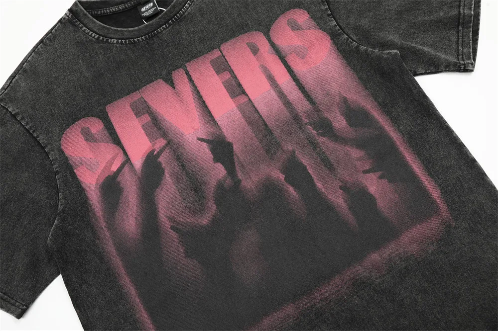 Title 2, Camiseta masculina desgastada com estampa de le...
