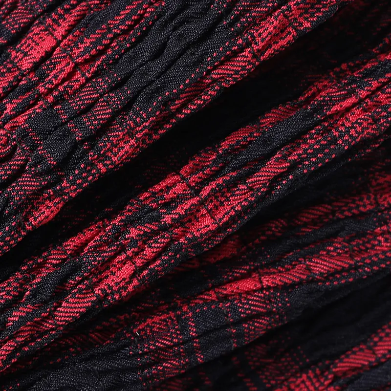 Vestido feminino xadrez escuro com alças de renda, decote halter e saia plissada. Perfeito para um visual charmoso. — foto 7