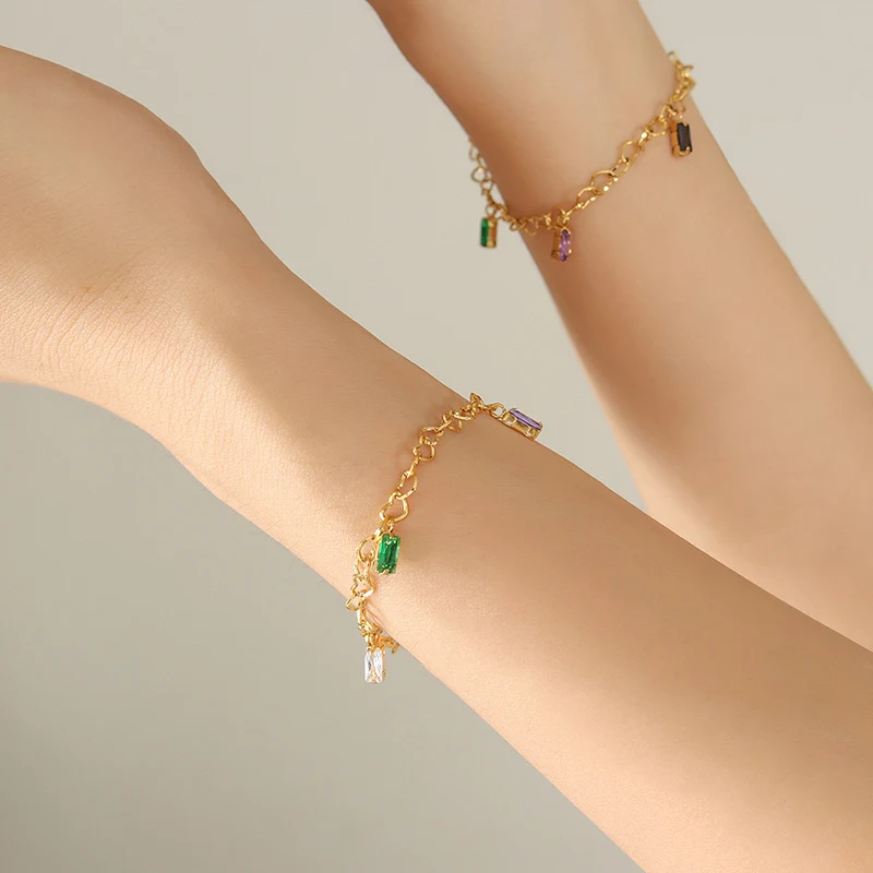 Pulseira fashion com aço titânio e banho de ouro, cores vibrantes para um toque estiloso e elegante em seu visual. — foto 1