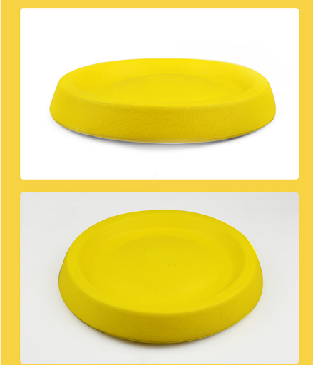 Title 4, Cães jogando brinquedos de plástico para divers...