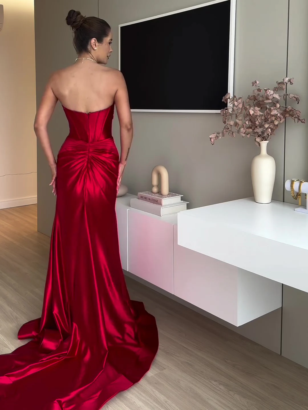 Rode extra lange avondjurk met split en tube top. Perfect voor speciale gelegenheden, elegant en stijlvol. — foto 3