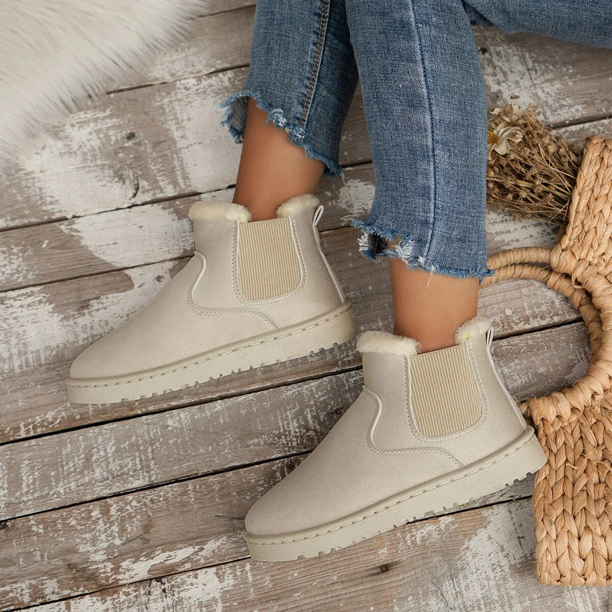 Women's Thickened Velvet Ankle Boots. Insulated cotton-padded shoes for winter warmth and comfort. Stylish and cozy foot — photo 5