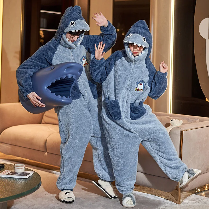 Pijamas de casal, coral animal para mulheres e dinossauro para homens. Roupa de casa de uma peça para conforto e diversão. — foto 8