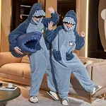 Pijamas de casal, coral animal para mulheres e dinossauro para homens. Roupa de casa de uma peça para conforto e diversão. — foto 8