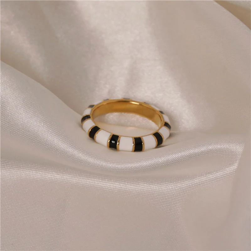 Anel feminino de aço titânio, moda e durabilidade. Joia moderna para uso diário, resistente à água e de fácil cuidado. — foto 1