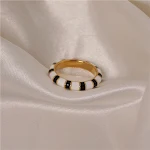 Anel feminino de aço titânio, moda e durabilidade. Joia moderna para uso diário, resistente à água e de fácil cuidado. — foto 1