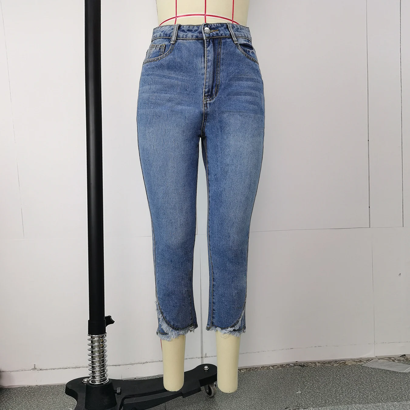 Calças Jeans Skinny Irregulares Femininas Caimento Perfeito e Design Moderno Ideal para um Visual Casual e Sofisticado Conforto e Estilo — foto 1
