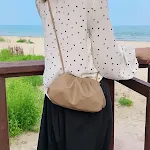 Bolsa Mensageiro Feminina Simples Dumpling Leve e Versátil Perfeita para o Dia a Dia. Leve seus itens essenciais com estilo e conforto. — foto 1
