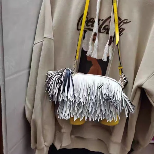 Title 1, Bolsa Pine Lion Dog Shepherd com tassel. Design...