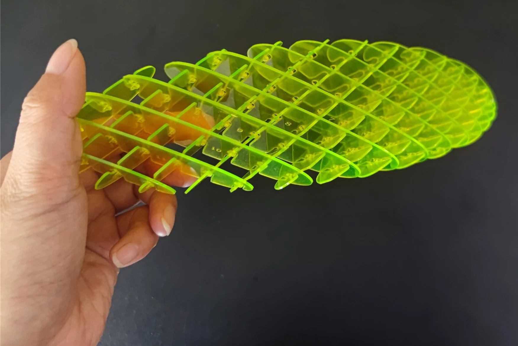 Cubo de dedos descompressivo Brinquedo flip de seis lados Pressione para aliviar o estresse e a ansiedade com movimentos suaves e divertidos. — foto 5