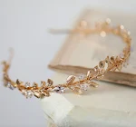 Serre-tête de mariée doré de qualité supérieure avec zircon, un accessoire élégant et étincelant pour votre mariage, sublime votre beauté. — photo 4