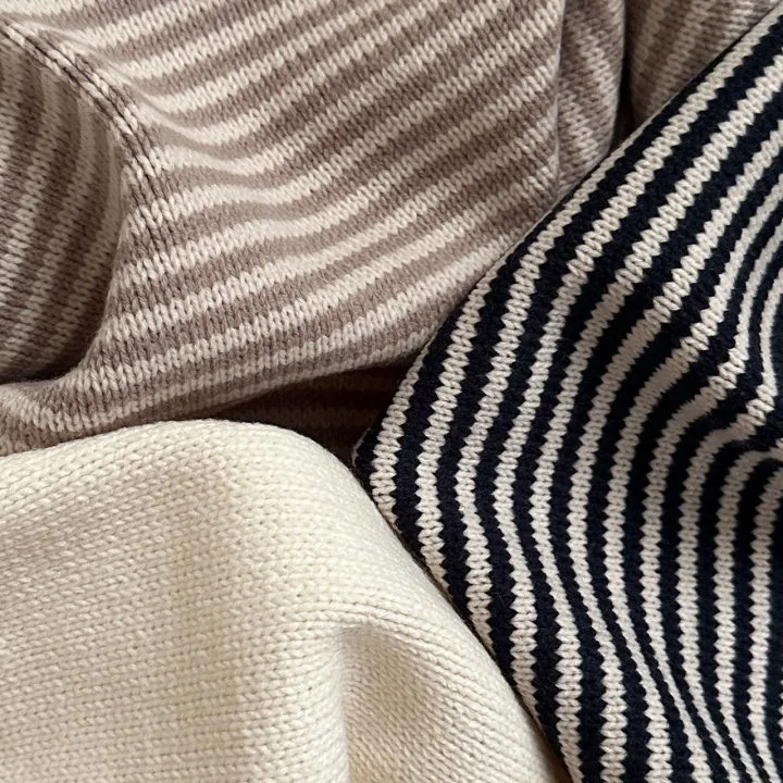 Suéter infantil de malha com gola polo e listras. Conforto e estilo para os pequenos em qualquer ocasião. Perfeito para um visual charmoso e aquecido. — foto 6