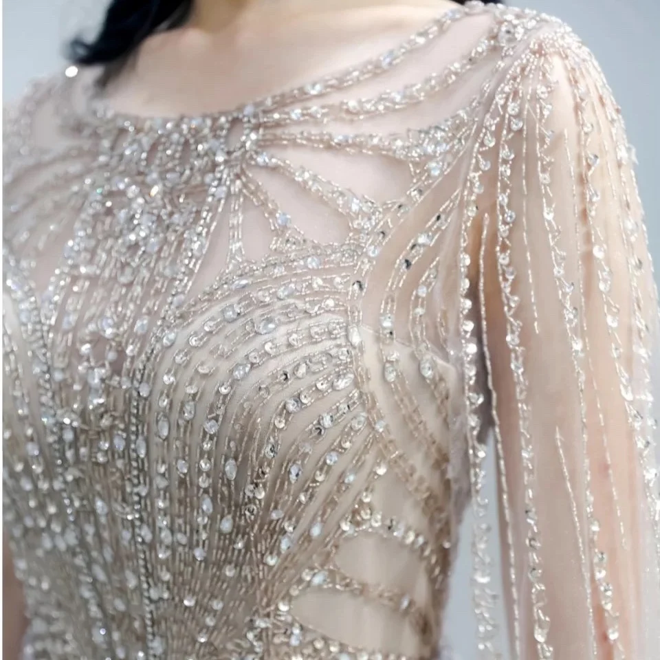 Vestido longo com cauda de peixe, zíper e manga solta. Perfeito para eventos e festas, oferecendo elegância e conforto. Ideal para ocasiões especiais. — foto 3