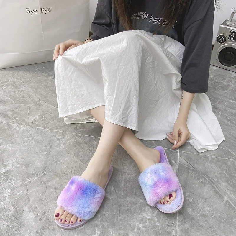 Pantofole casual in cotone arcobaleno in peluche da donna. Morbide e comode per la casa. Perfette per rilassarsi e coccolarsi. Un comfort irresistibile. — foto 4