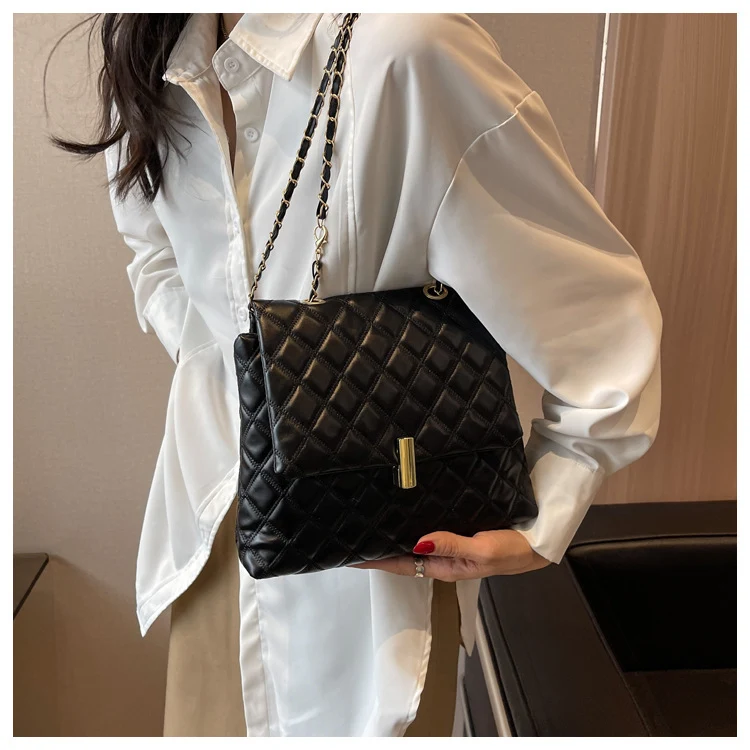 Bolsa mensageiro popular com corrente de losango estilo ocidental. Perfeita para uso diário. Design elegante e funcional. Ideal para transportar seus itens essenciais. — foto 5