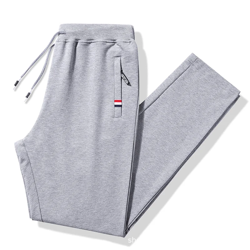 Loszittende lange casual broek van katoen. Comfortabele sportbroek en joggingbroek voor sport, vrije tijd en dagelijks gebruik. — foto 7