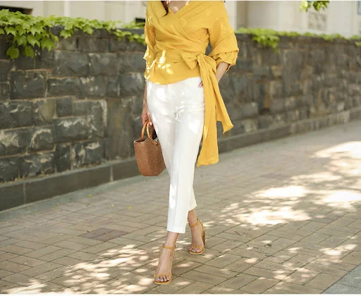 Title 31, Bubble lantern sleeve bottoming shirt. A stylis...