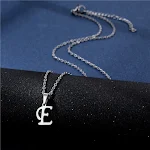Colar de clavícula com letras leves e suaves. Realce seu colo com este colar elegante e delicado, perfeito para uso diário e confortável. — foto 30