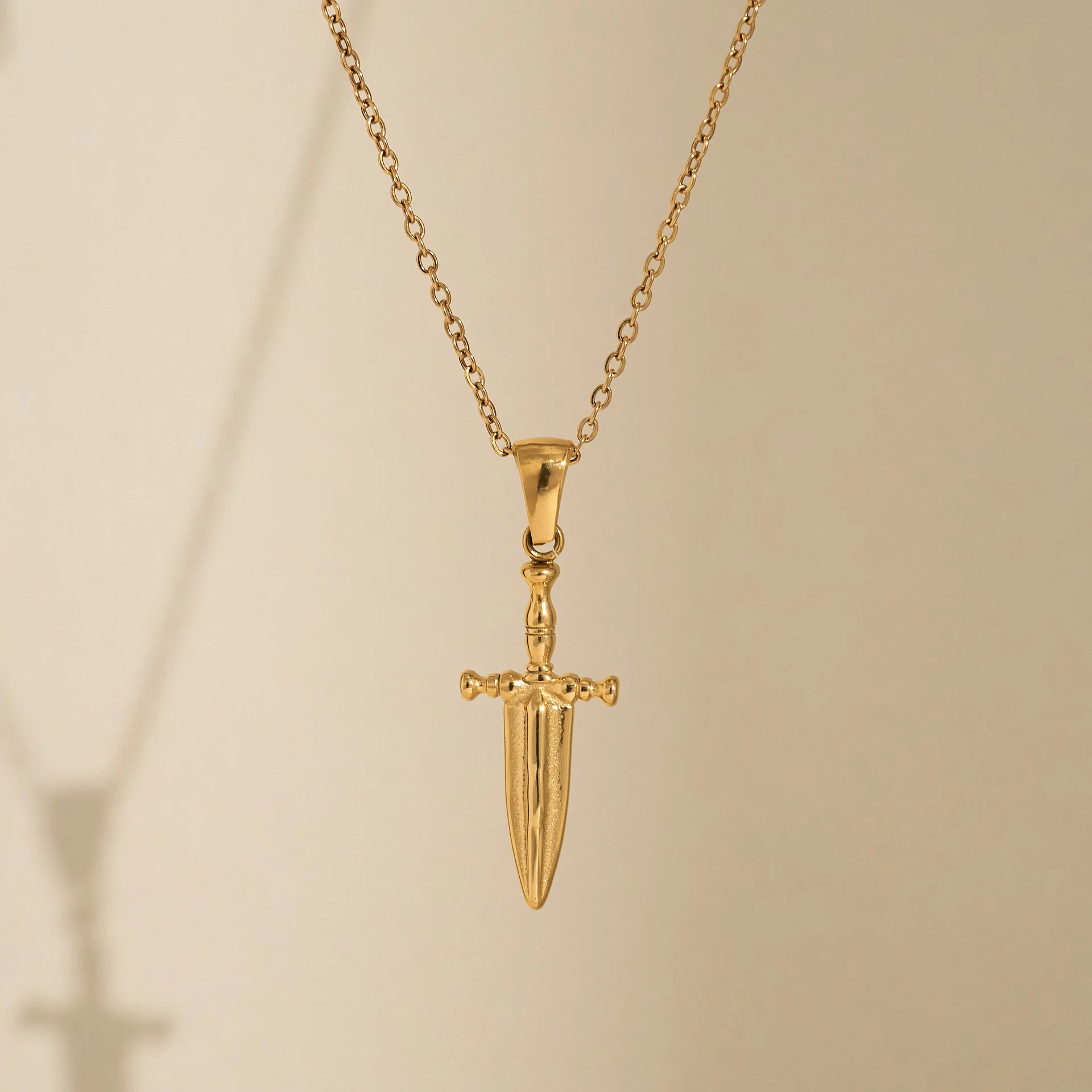 Conjunto de brincos e colar retrô em aço titânio banhado a ouro 18K. Adicione um toque vintage e sofisticação ao seu visual. — foto 5