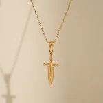 Conjunto de brincos e colar retrô em aço titânio banhado a ouro 18K. Adicione um toque vintage e sofisticação ao seu visual. — foto 5