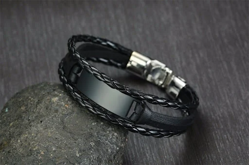 Title 2, Sin brazalete de cuero