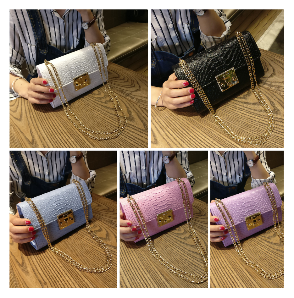 Bolsa crossbody com estampa de cobra e corrente, ideal para carregar seus pertences com estilo e sofisticação, perfeita para usar. — foto 1