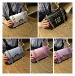 Bolsa crossbody com estampa de cobra e corrente, ideal para carregar seus pertences com estilo e sofisticação, perfeita para usar. — foto 1