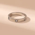 Anel de aço titânio feminino, estilo feminino, não desbota, estilo frio, luxo leve, com diamantes. Elegância e durabilidade para a mulher moderna. — foto 8