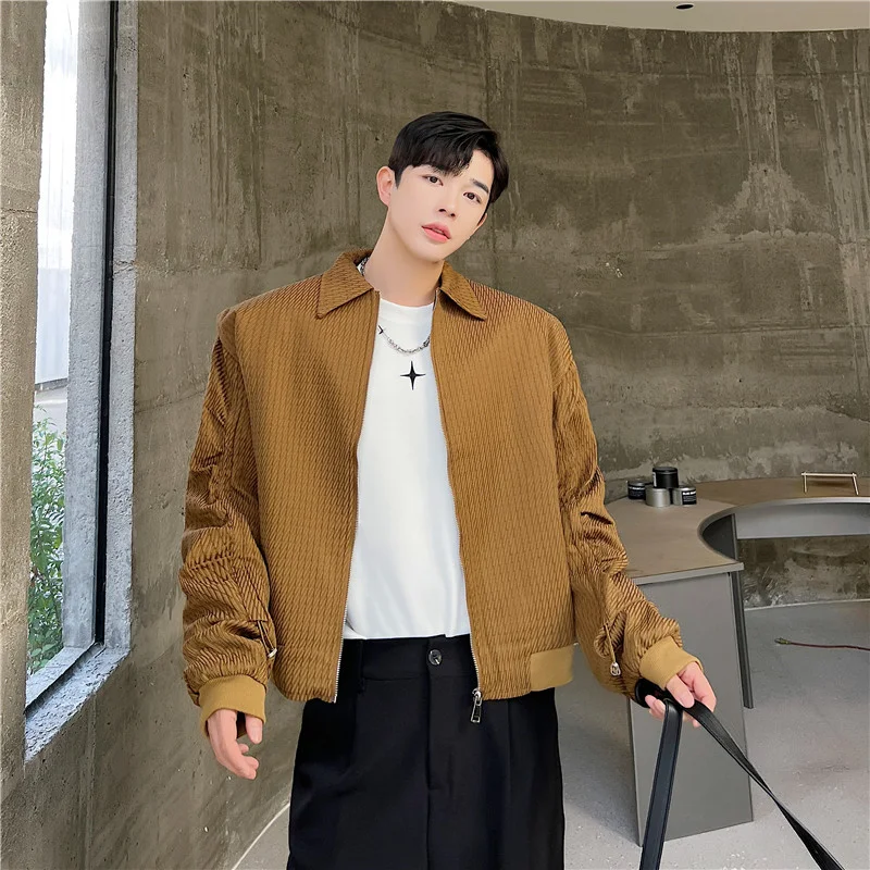 Jaqueta masculina com estampa escura, lapela e detalhes de ferramentas, casaco curto com capuz, pregas e cordão. Conforto e estilo para o dia a dia. — foto 4