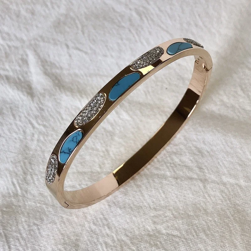 Pulseira com fivela azul pavão de aço titânio com diamantes. Durabilidade e elegância em uma peça única para um visual sofisticado. — foto 1