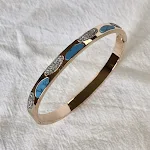 Pulseira com fivela azul pavão de aço titânio com diamantes. Durabilidade e elegância em uma peça única para um visual sofisticado. — foto 1