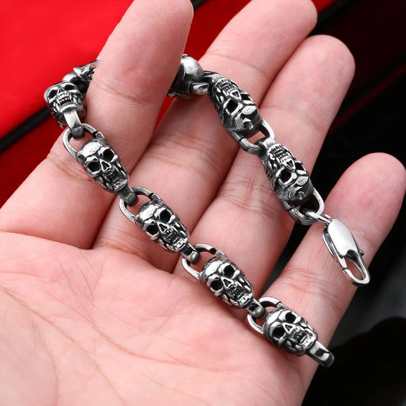Pulseira masculina dominante caveira vampiro. Adicione ousadia ao seu estilo. Acessório gótico perfeito para homens que buscam destaque e atitude. — foto 1