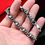 Pulseira masculina dominante caveira vampiro. Adicione ousadia ao seu estilo. Acessório gótico perfeito para homens que buscam destaque e atitude. — foto 1