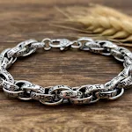 Pulseira retrô masculina com seis caracteres de palavras verdadeiras entrelaçadas em anéis, um acessório elegante e significativo. — foto 1