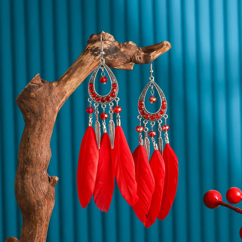 Brincos femininos de pena em formato de gota Joias charmosas e leves, realçam sua beleza natural. Perfeitos para um visual sofisticado e confortável. — foto 9