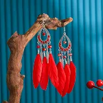 Brincos femininos de pena em formato de gota Joias charmosas e leves, realçam sua beleza natural. Perfeitos para um visual sofisticado e confortável. — foto 9