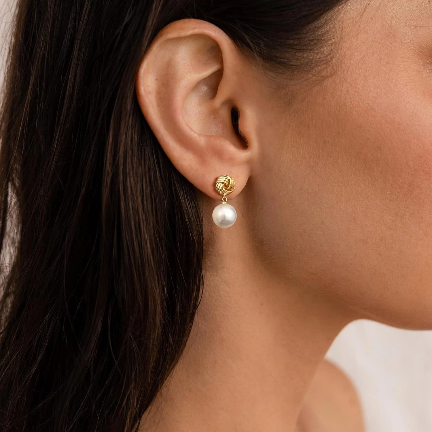Brincos de pérola Sweet Twist Geometric and Gold para mulheres. Design geométrico, pérolas e detalhes dourados. Perfeitos para um toque de elegância. — foto 6