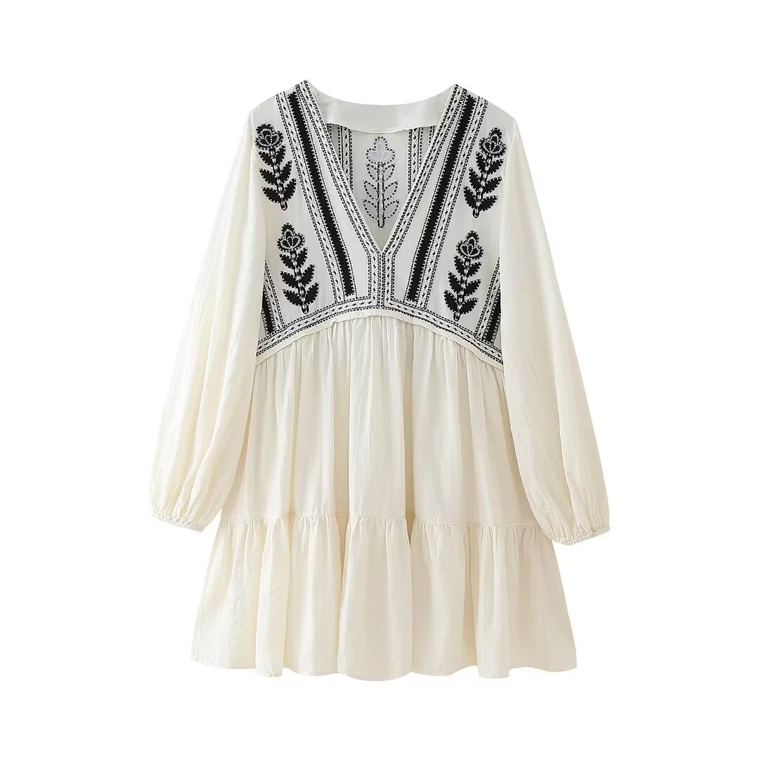 Geborduurd korte jurk voor dames, ideaal voor de zomer. Licht, luchtig en elegant, perfect voor elke gelegenheid. Comfort en stijl gegarandeerd. — foto 2