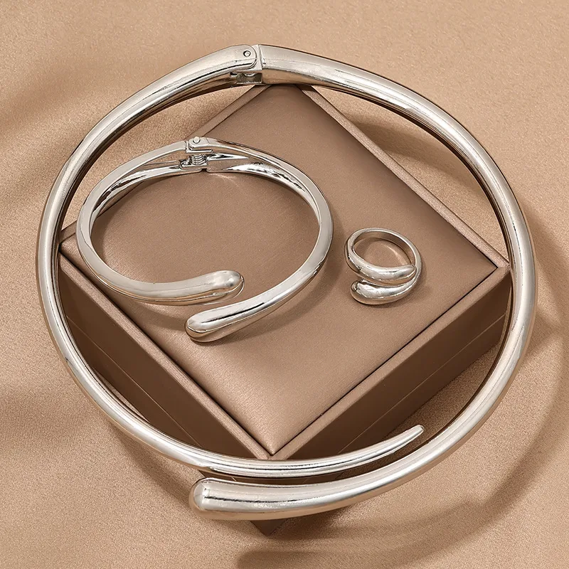 Conjunto de joias feminino com anel geométrico, colar e pulseira. Design simples e elegante, metal pesado e brilhante para um visual gracioso. — foto 2
