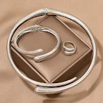 Conjunto de joias feminino com anel geométrico, colar e pulseira. Design simples e elegante, metal pesado e brilhante para um visual gracioso. — foto 2