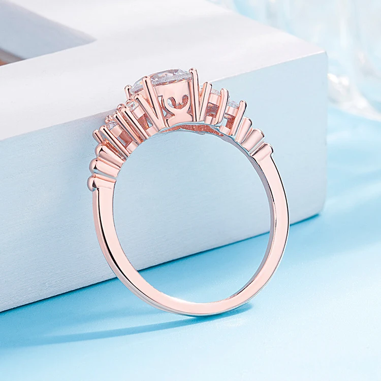 Anel feminino de prata com diamantes antirrallas incrustados. Joia elegante, brilho deslumbrante e durabilidade, para mulheres que amam joias. — foto 7