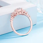 Anel feminino de prata com diamantes antirrallas incrustados. Joia elegante, brilho deslumbrante e durabilidade, para mulheres que amam joias. — foto 7
