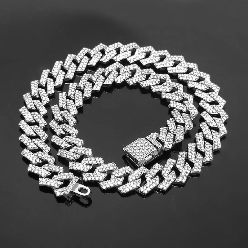 Colar Masculino Corrente Cubana com Barra Prisma Quadrilateral, um acessório moderno que adiciona um toque de sofisticação ao seu visual. — foto 3