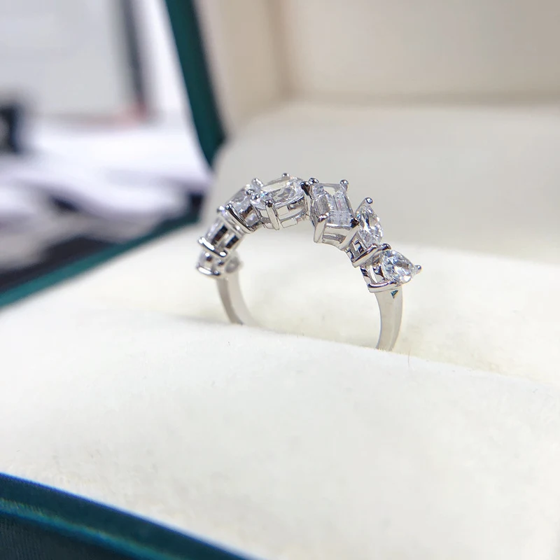 Anel de diamante pequeno em fileira com formato versátil. Use sozinho ou combine com outros anéis. Brilho e sofisticação no seu dia a dia. — foto 2