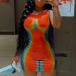 Vestido 3D com contraste, corte justo e quadril realçado, ideal para um visual moderno e elegante que valoriza a silhueta e atrai olhares. — foto 6