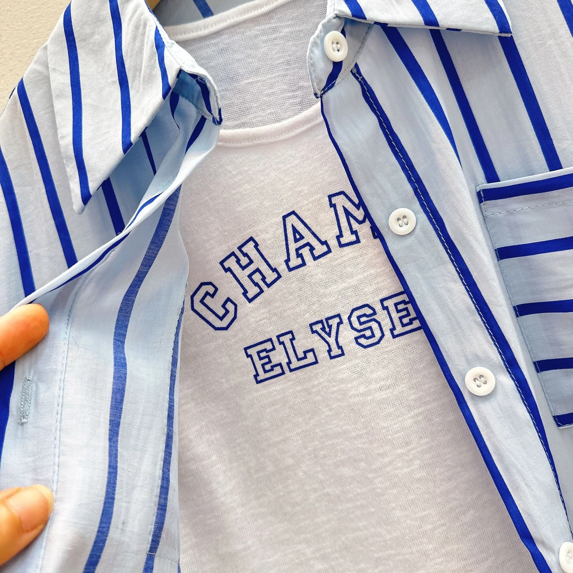 Conjunto de três peças com camisa de manga longa listrada para meninas jovens e pequenas. Perfeito para conforto e estilo no dia a dia. — foto 14