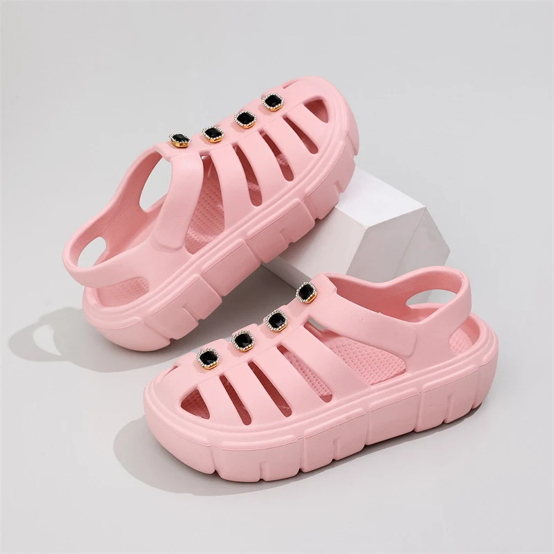 Paar-Sandalen für drinnen und draußen, ideal für Zuhause und Garten. Bequemer Komfort für gemeinsame Entspannung, robust und stilvoll. — foto 2